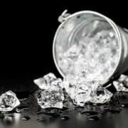 Umgekippter Eiskübel auf schwarzem Hintergrund
