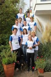 Das Team von ZEIT & WERT Immobilien vor einer Treppe