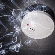 Rauchmelder mit Rauch umrandet