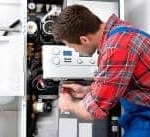 Handwerker an der Heizung tätig