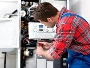 Handwerker an der Heizung tätig