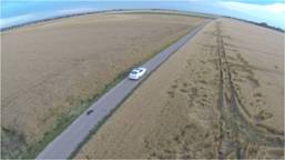 Auto fährt im Feld