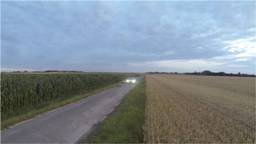 Auto fährt im Feld