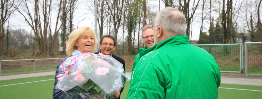 ZEIT & WERT Immobilien sponsort Sportverein Gymnich Blumenübergabe