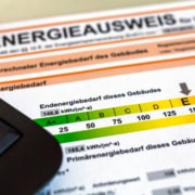Ermittlung der Energiebilanz einer Immobilie um Gebäude und Wohnungen aus energetischer Sicht vergleichbar zu machen und Heizkosten abschätzen zu können
